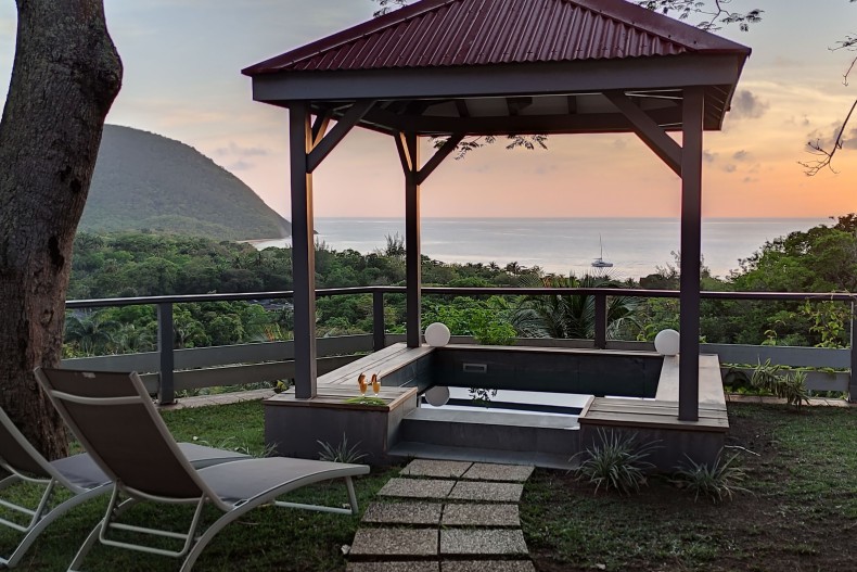 Suite vue mer formule hôtel - Le jardin avec la piscine privée